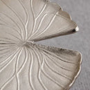 Strieborný stolík v tvare listu. 