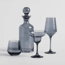 Sivý pohár na koktejl.