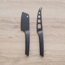 Čierna sada nožov na syr z nehrdzavejúcej ocele.