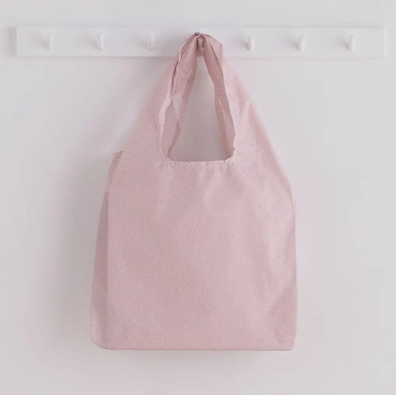 Ružová polyesterová nákupná taška.