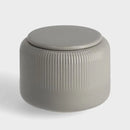 Sivá kúpeľňová dóza.