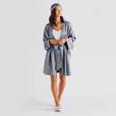 Sivý dámsky župan.