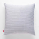 Sivá obliečka na vankúš.