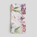 Ružový bavlnený kuchynský uterák s kvetovým motívom.