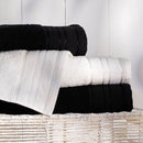 Čierny bavlnený uterák.