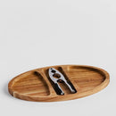 Hnedá servírovacia doska a luskáčik.  