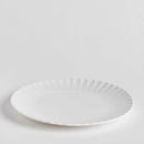 Biely porcelánový plytký tanier.