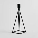 Čierny dekoračný svietnik určený na podlhovastú sviečku