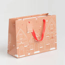 Hnedá vianočná papierová darčeková taška.