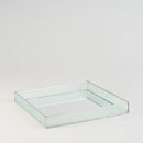 Strieborná sklenená tácka s kovovými prvkami.