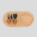 Hnedá doska na krájanie a servírovanie s troma nožmi na syr.