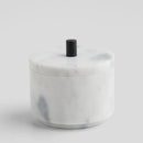 Sivá kúpeľňová mramorová dóza.