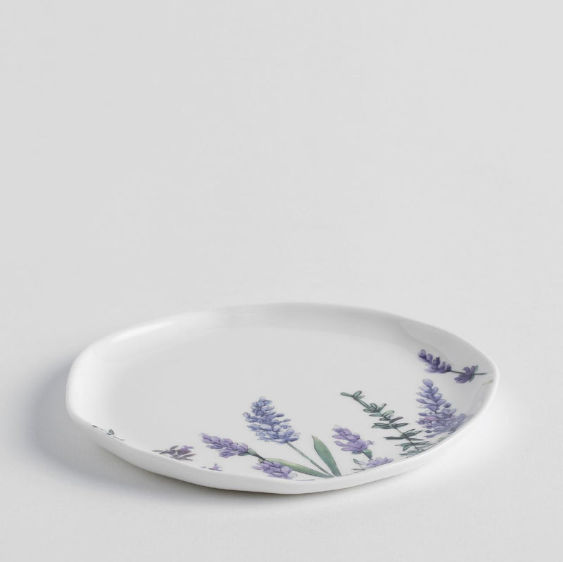 Biely porcelánový dezertný tanier s fialovými kvetmi.