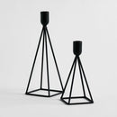 Čierny dekoračný svietnik určený na podlhovastú sviečku