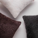 Hnedá obliečka na vankúš.