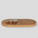 Hnedá doska na krájanie a servírovanie s troma nožmi na syr.