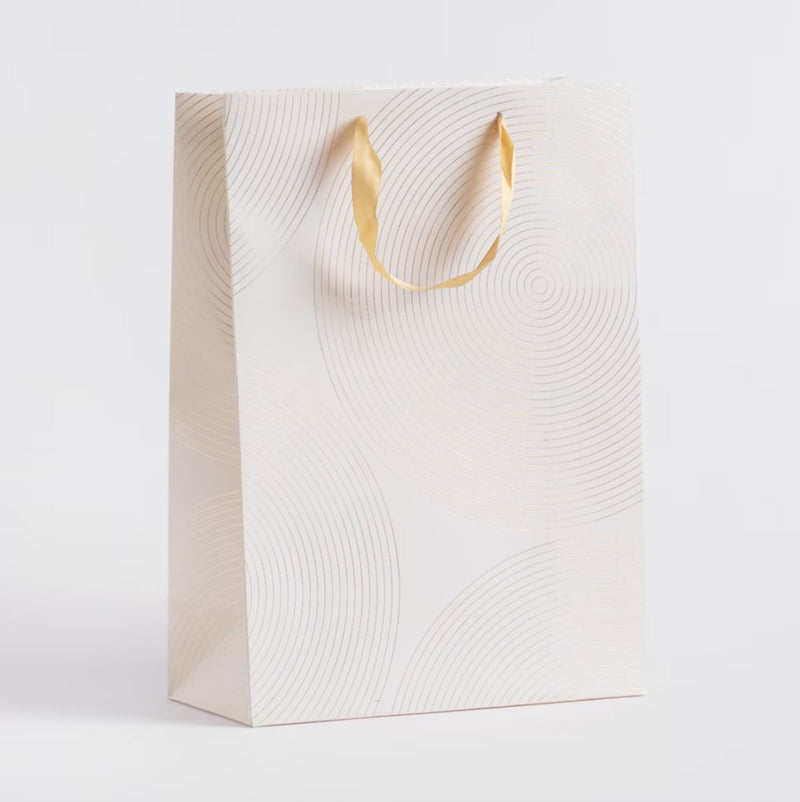 Béžová papierová darčeková taška.