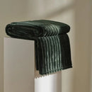 Zelená polyesterová deka. 