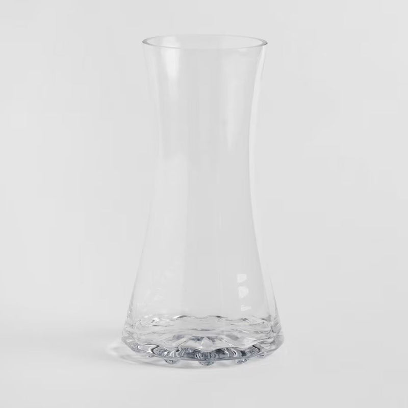 Transparentná sklenená váza.