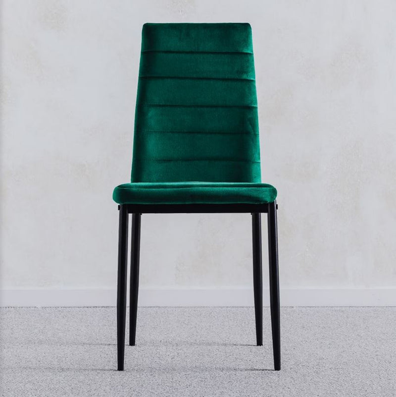 Zelená čalúnená stolička,