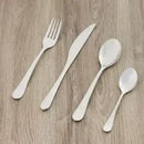 Strieborný nôž z nehrdzavejúcej ocele.