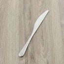 Strieborný nôž z nehrdzavejúcej ocele.