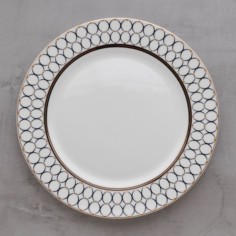 Biely porcelánový plytký tanier.