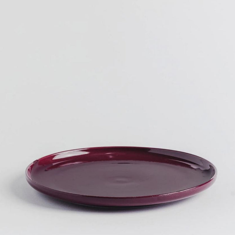 Červený kameninový dezertný tanier.