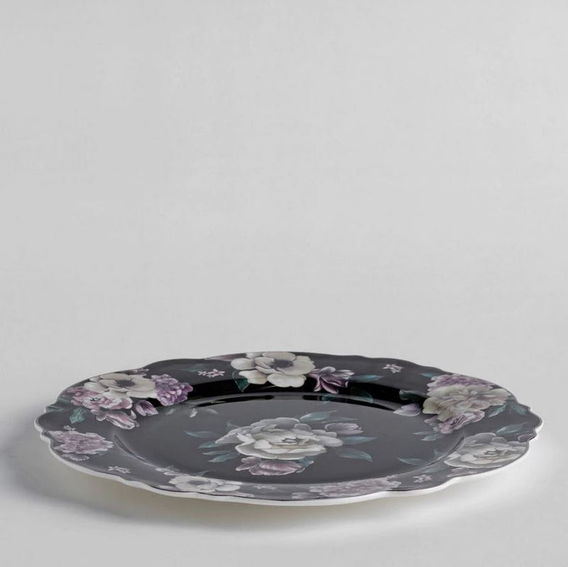 Čierny porcelánový plytký tanier s kvetovým motívom.
