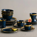 Modro zlatý plytký porcelánový tanier so zlatým lemom. 