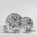 Sivý porcelánový plytký tanier s motívom sivého kvetu a zlatým okrajom. 