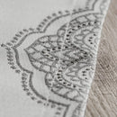 Sivý obrus z polyesteru a metalizovaného vlákna. 