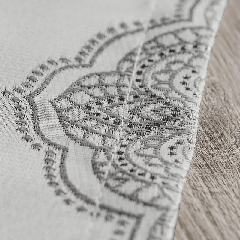 Sivý obrus z polyesteru a metalizovaného vlákna. 