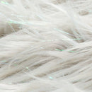 Sivý polyesterový prehoz na posteľ. 