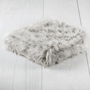 Sivý polyesterový prehoz na posteľ. 