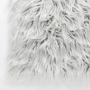 Sivý polyesterový prehoz na posteľ. 