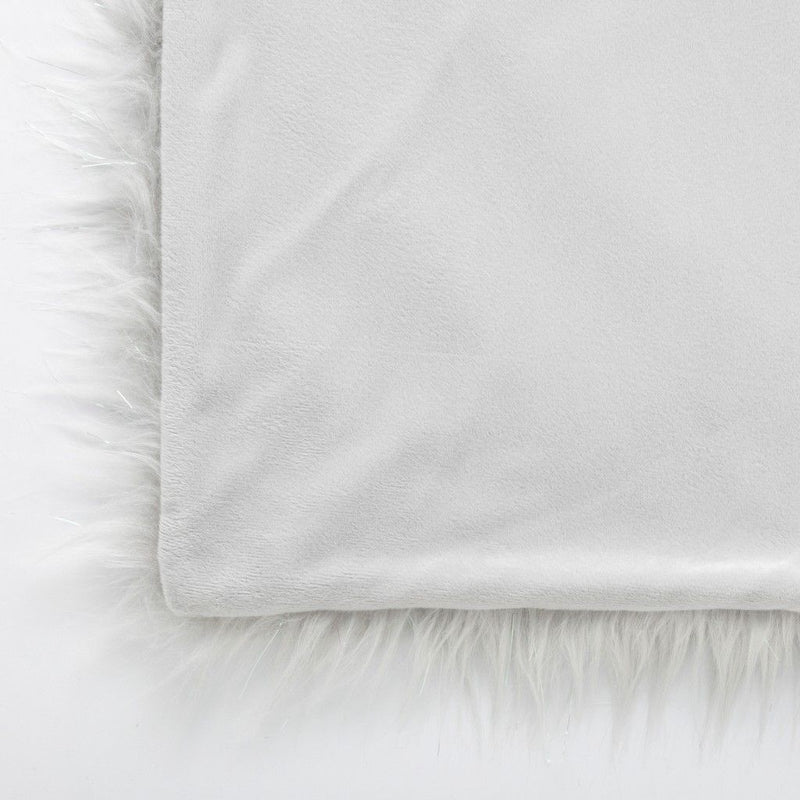 Sivý polyesterový prehoz na posteľ. 