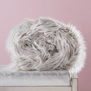 Sivý polyesterový prehoz na posteľ. 