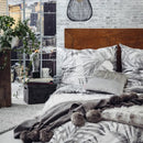 Sivá polyesterová obliečka na vankúš.