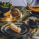 Modro zlatý plytký porcelánový tanier so zlatým lemom. 