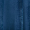 Modrý polyesterový záves.