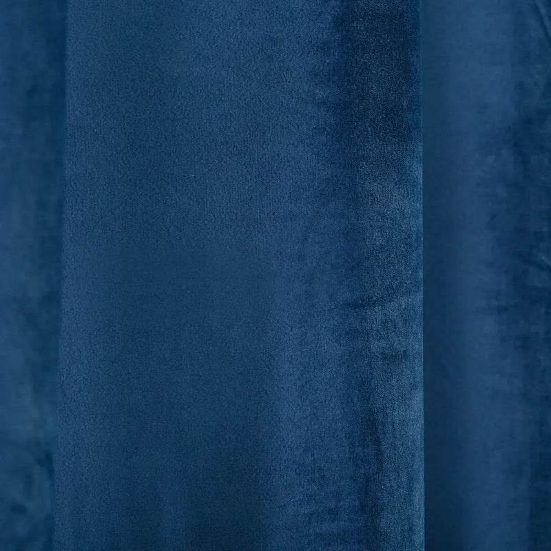 Modrý polyesterový záves.