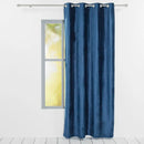 Modrý polyesterový záves.