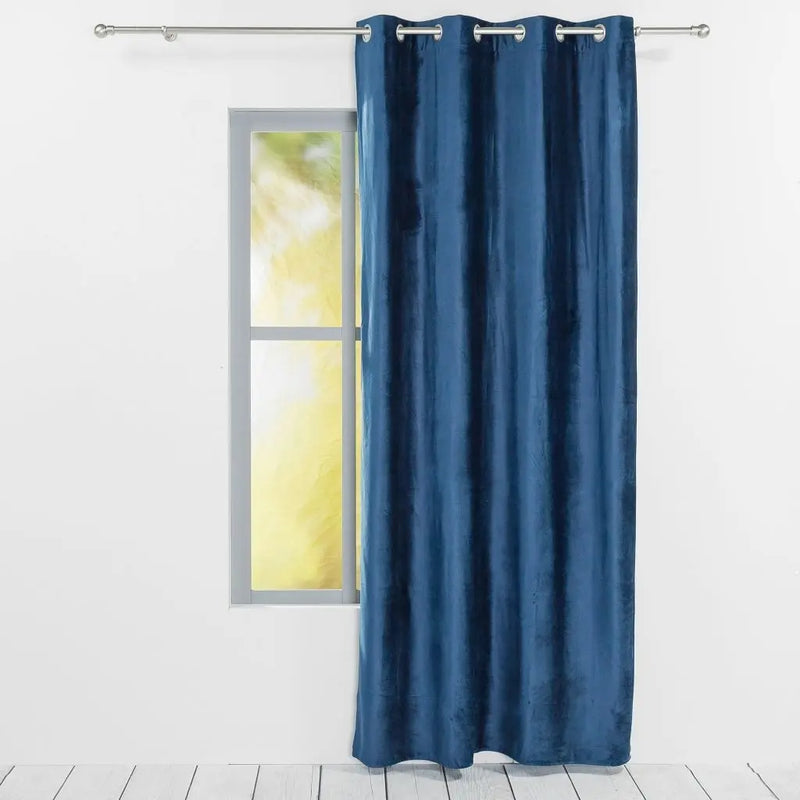 Modrý polyesterový záves.