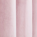 Ružový polyesterový záves.
