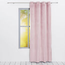Ružový polyesterový záves.