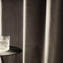 Sivý polyesterový záves. 