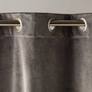 Sivý polyesterový záves. 