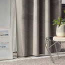 Sivý polyesterový záves. 