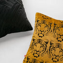 Čierna polyesterová obliečka na vankúš.